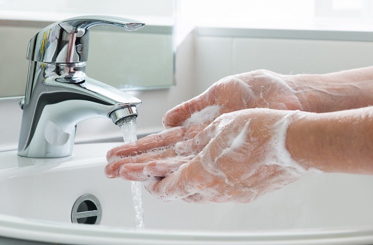 پاک کردن چسب 123 از روی پوست
