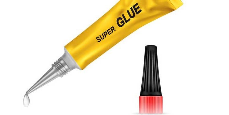 نحوه پاک کردن چسب قطره‌ای از روی چوب