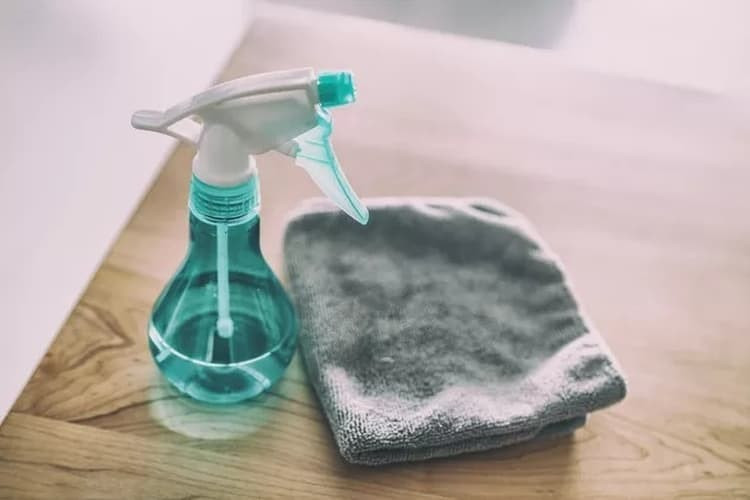 پاک کردن چسب سیلیکون با مواد مخصوص